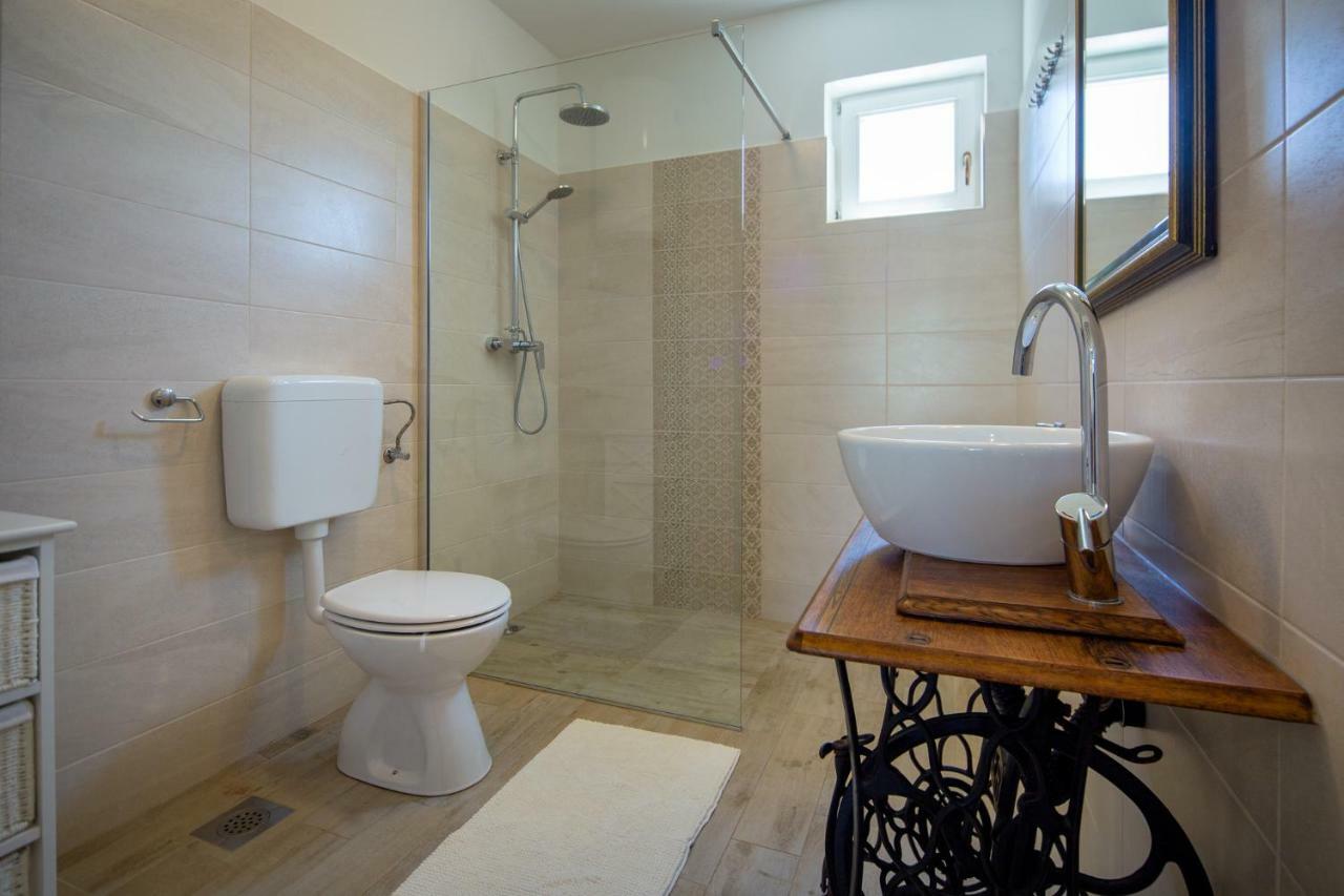 شقة House Jozefina With Pool روفينج المظهر الخارجي الصورة
