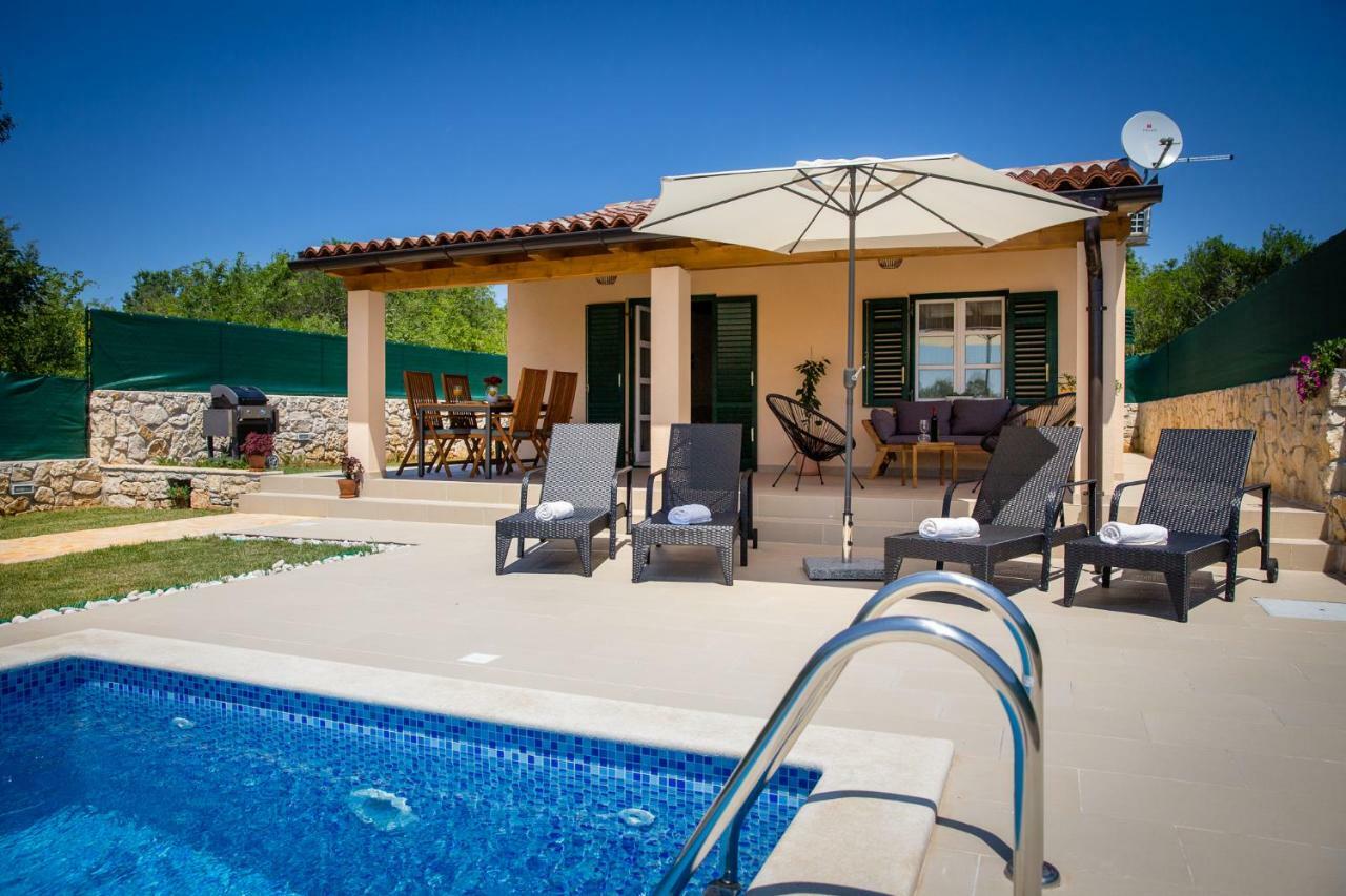 شقة House Jozefina With Pool روفينج المظهر الخارجي الصورة