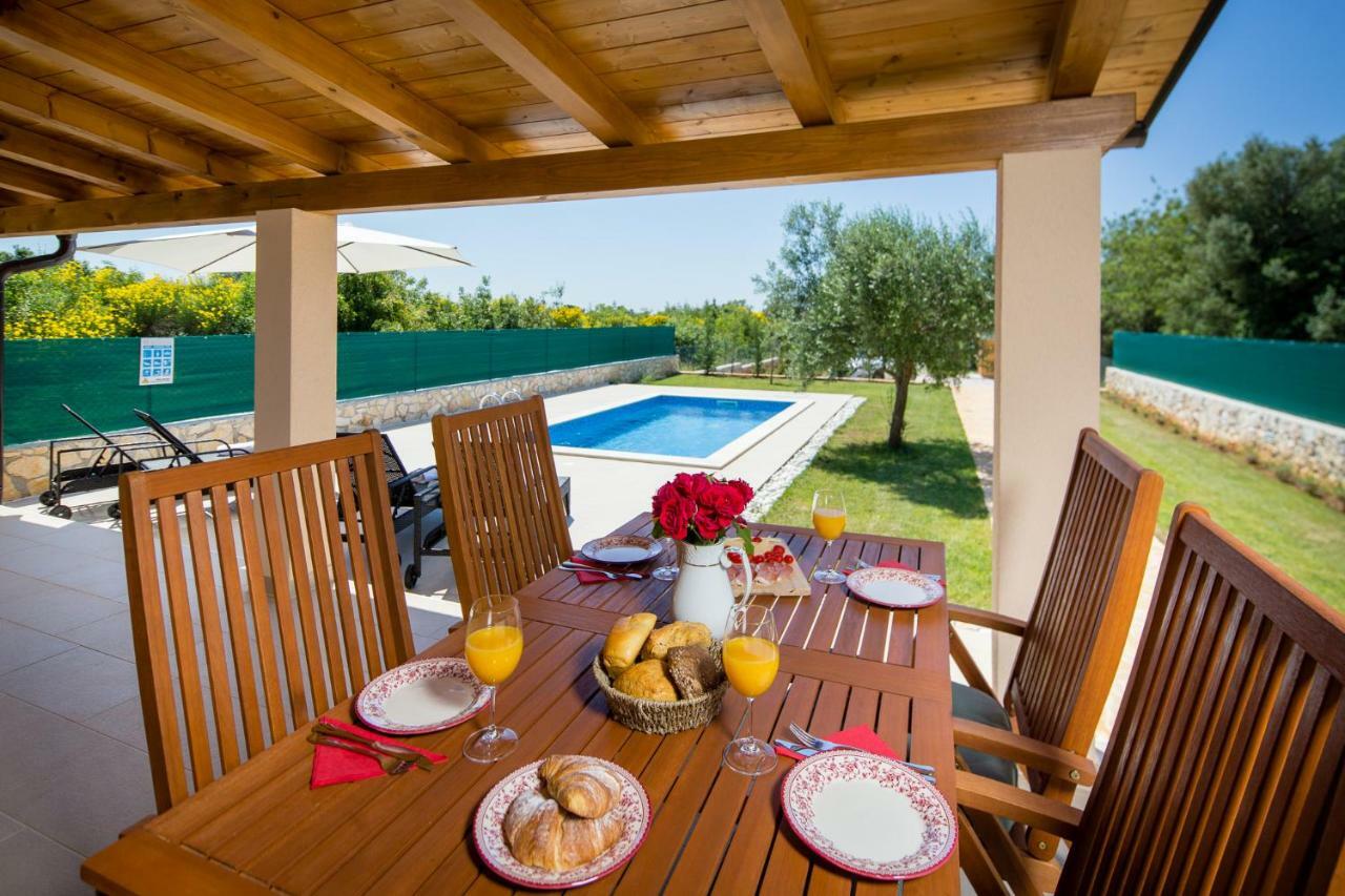شقة House Jozefina With Pool روفينج المظهر الخارجي الصورة